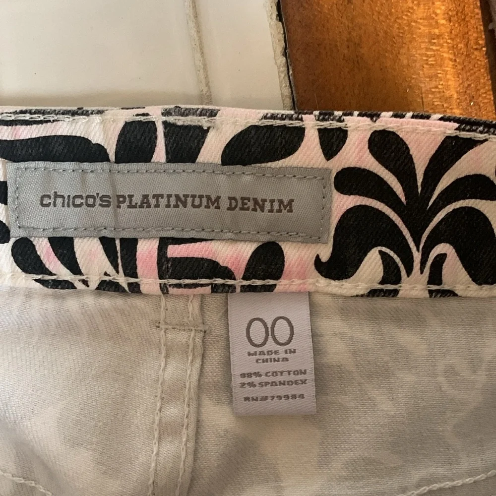 Chicos ultimate fit platinum denim cropped‎ printed jeans. Worn about 3x